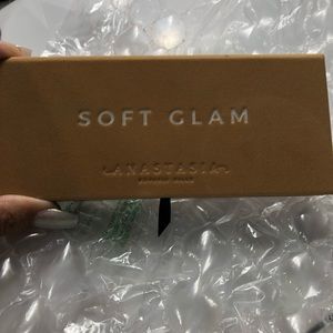 Soft Glam Eyeshadow Palette